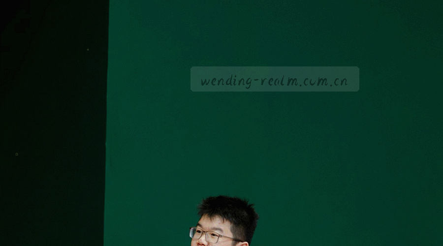 三项检查条目沿箭头依次向前的流程示意图，采用鎏金线条与朱砂节点
